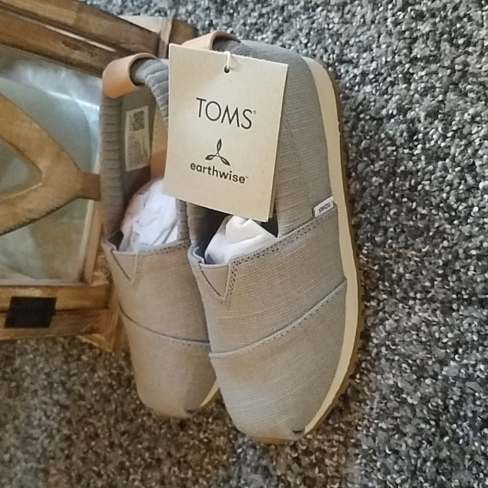 TOMS - Picture 2 of 6
